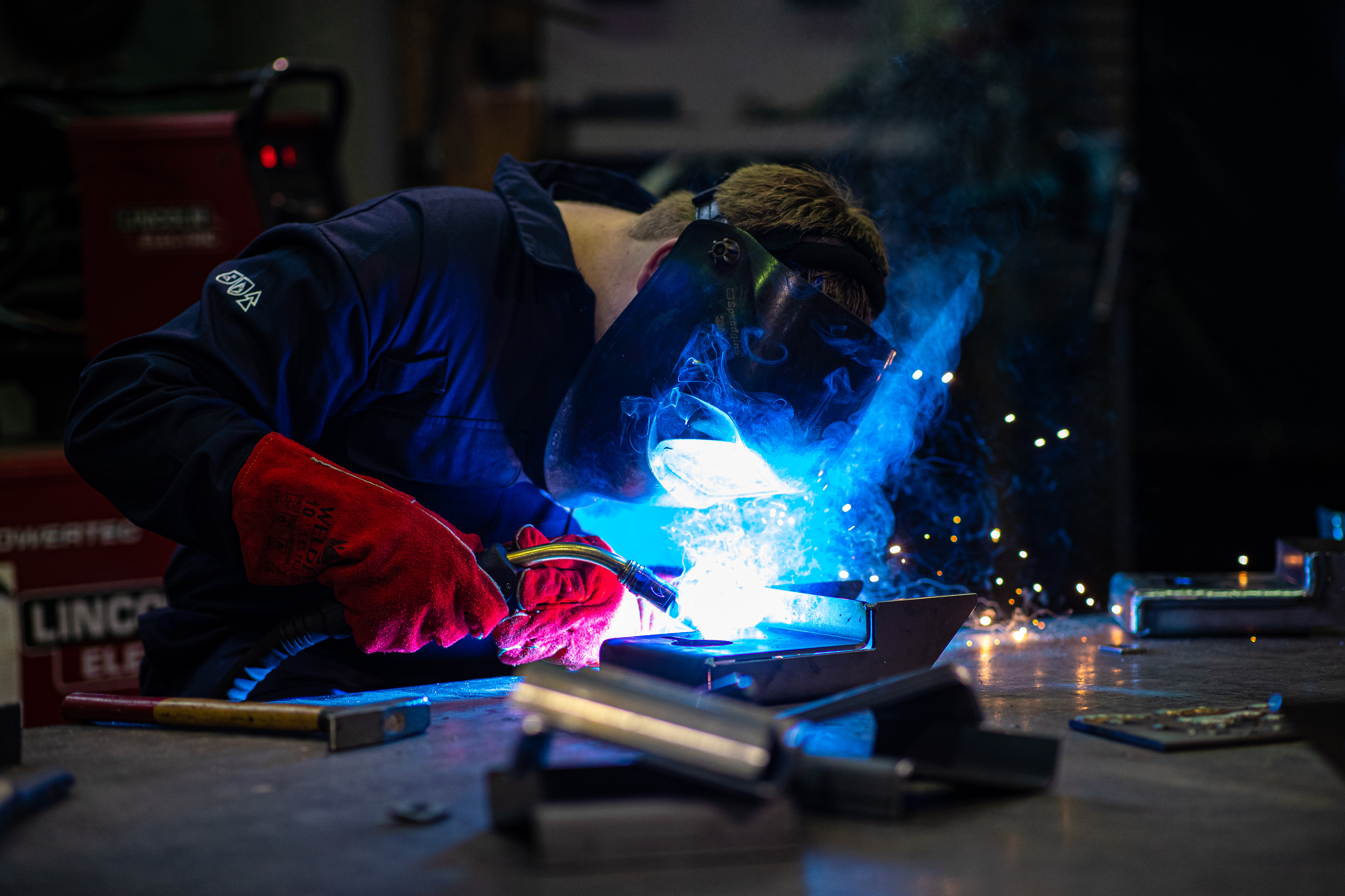 Lasser van Van der Ziel aan het werk in de werkplaats